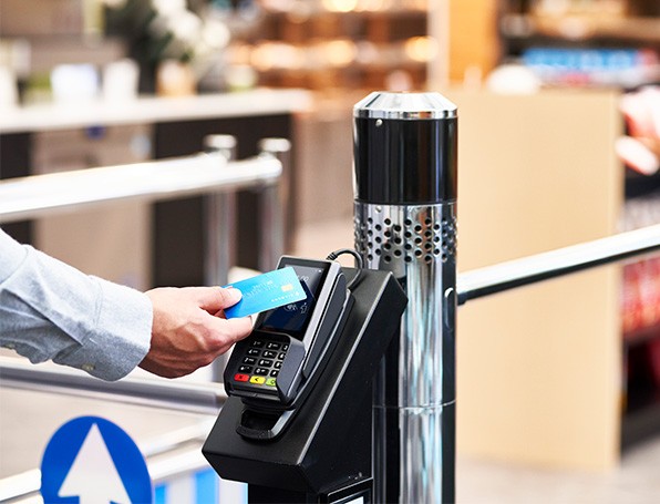 [Cúst~ómér~ páýí~ñg wí~th cr~édít~ cárd~]