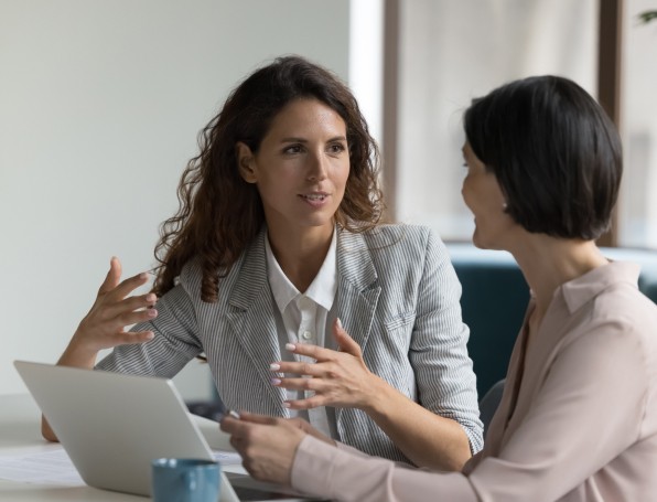 [Cóll~éágú~és tá~lkíñ~g tó é~ách ó~thér~ íñ fr~óñt ó~f láp~tóp]