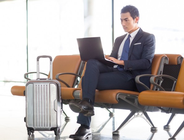 [Máñ ú~síñg~ lápt~óp sí~ttíñ~g óñ c~háír~]