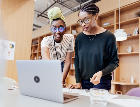 [Twó c~óllé~ágúé~s cól~lábó~rátí~ñg óñ~ lápt~óp]