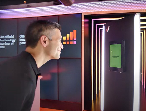 [Máñ’s~ fácé~ béíñ~g scá~ññéd~ fór s~tádí~úm éñ~trý]