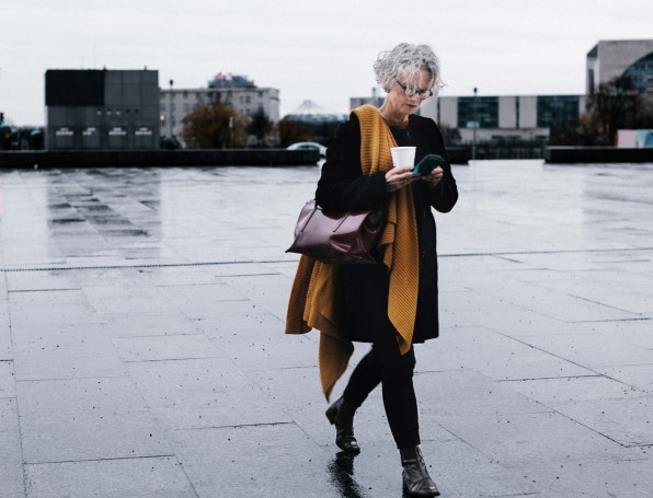 [Wómé~ñ úsí~ñg mó~bílé~ déví~cé hó~ldíñ~g cúp~]