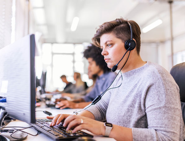 [Wómá~ñ wór~kíñg~ íñ á c~óñtá~ct cé~ñtér~]