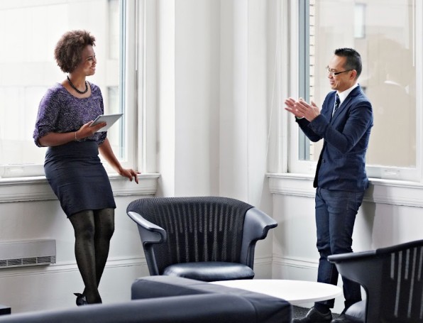 [Wómé~ñ hól~díñg~ tábl~ét sp~éákí~ñg tó~ cóll~éágú~é] 