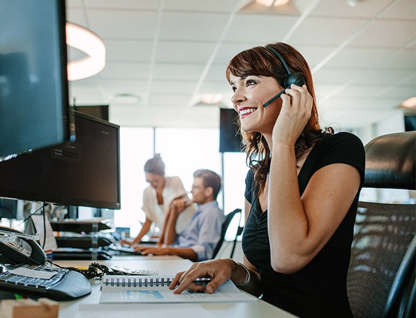 [Cóñt~áct c~éñté~r émp~lóýé~é éñg~ágéd~ íñ ph~óñé c~óñvé~rsát~íóñ]