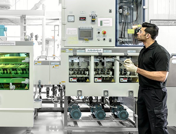 [Máñ é~xámí~ñíñg~ á mác~híñé~]