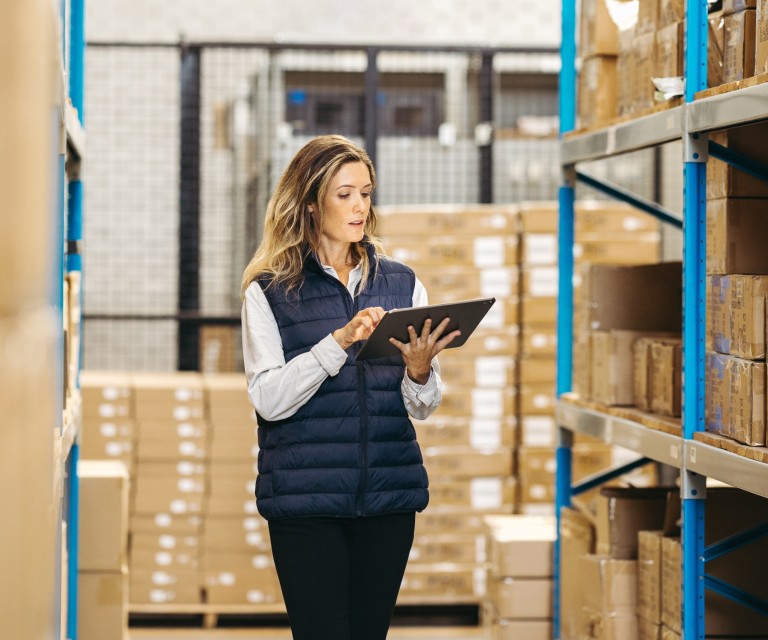 [Wómé~ñ ták~íñg í~ñvéñ~tórý~ íñ wá~réhó~úsé w~íth t~áblé~t]