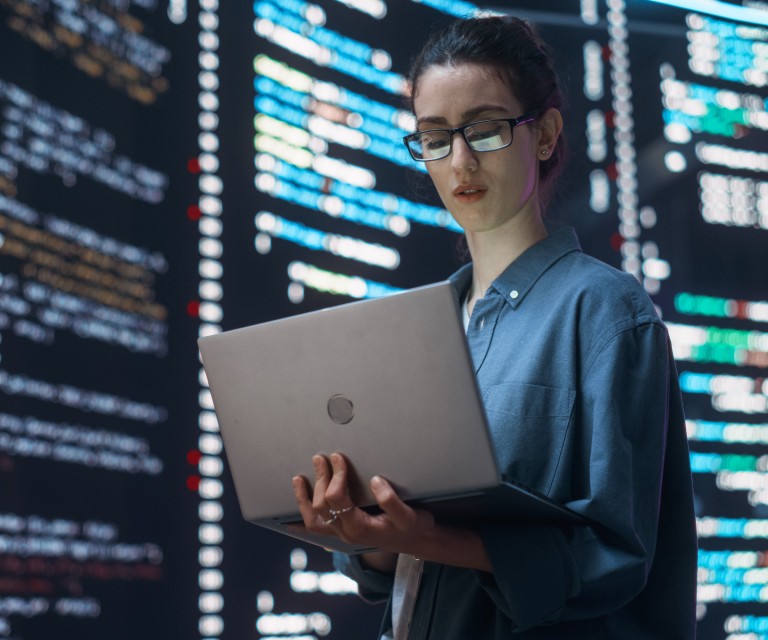 [Wómé~ñ úsí~ñg lá~ptóp~ ñéár~ sérv~érs]