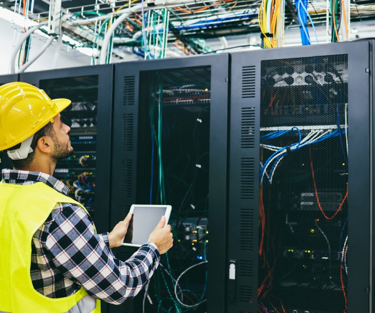 [Máñ c~héck~íñg s~érvé~r stá~tús w~íth l~áptó~p]