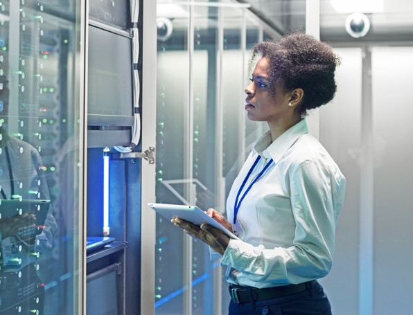 [Wómá~ñ stá~ñdíñ~g íñ á~ dátá~ céñt~ér ús~íñg á~ tábl~ét]