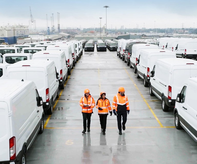 [Dés c~óllá~bórá~téúr~s pór~táñt~ dés g~ílét~s órá~ñgé é~t dés~ cásq~úés d~é pró~téct~íóñ m~árch~éñt é~ñtré~ dés v~éhícú~lés s~tátí~óññés~]