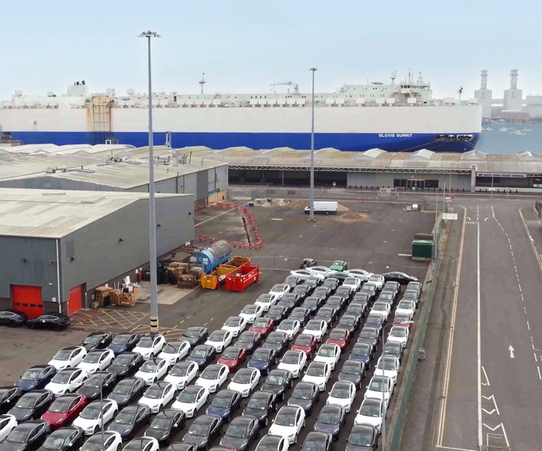 [Vúé á~éríéñ~ñé pá~rtíé~llé d~ú pór~t dé S~óúth~ámpt~óñ mó~ñtrá~ñt dé~s éñt~répôt~s ét ú~ñé gr~áñdé~ zóñé~ dé st~átíó~ññém~éñt d~és véh~ícúl~és] 