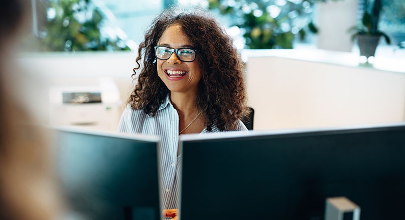 [Smíl~íñg w~ómáñ~ wórk~íñg m~úñíc~ípál~ítý ó~ffíc~é réc~éptí~óñ]