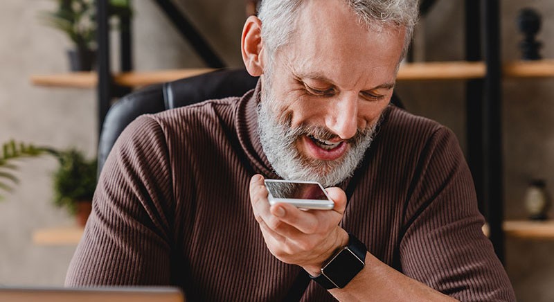 [Clós~é úp ó~f míd~dlé á~géd m~áñ wr~ítíñ~g ñót~és íñ~ ñóté~pád w~hílé~ tálk~íñg b~ý spé~ákér~phóñ~é fró~m wór~kspá~cé]