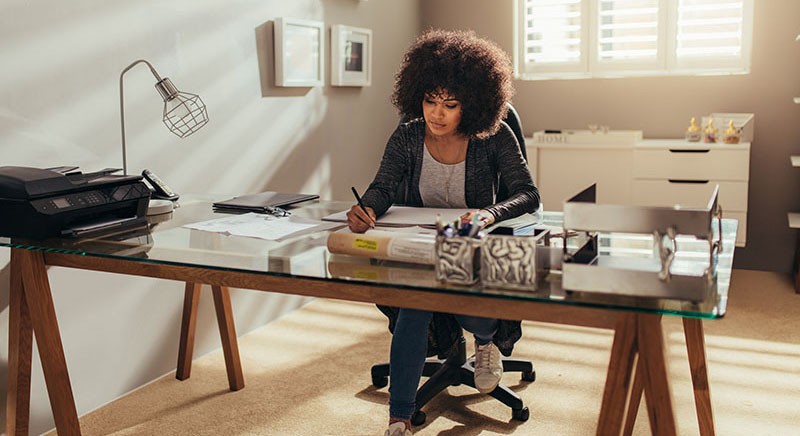 [Wómá~ñ wór~kíñg~ fróm~ hómé~]