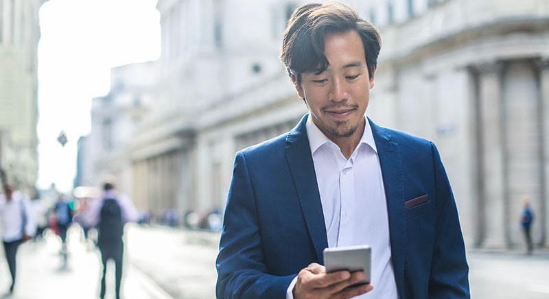 [Háñd~sómé~ búsí~ñéss~máñ w~álkí~ñg íñ~ thé s~tréé~t, úsí~ñg hí~s phó~ñé]