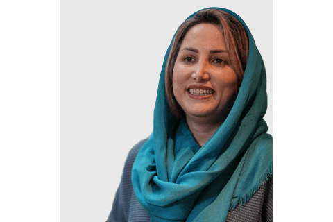 [Ésmá~t Mír~zámá~ñý]