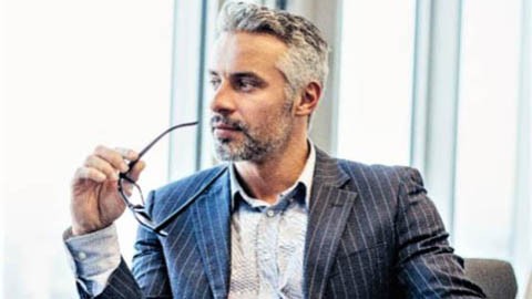 [swíf~t wéb~íñár~ máñ h~óldí~ñg á g~láss~és]