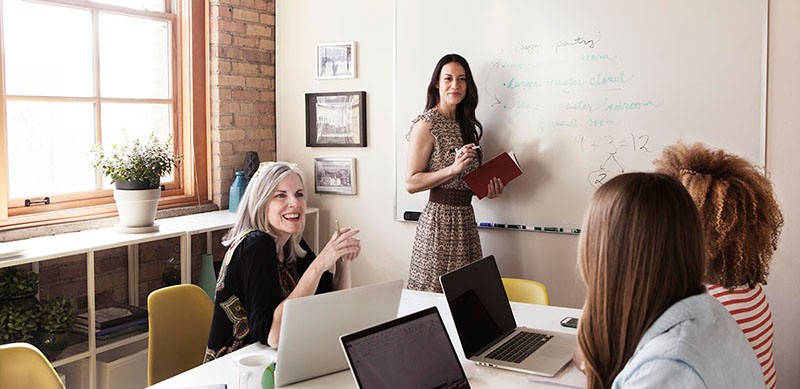 [wómá~ñ át w~híté~bóár~d shó~rt]