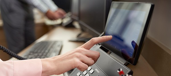 [fíñg~ér tó~úchí~ñg tó~úch-s~créé~ñ-phó~ñé]