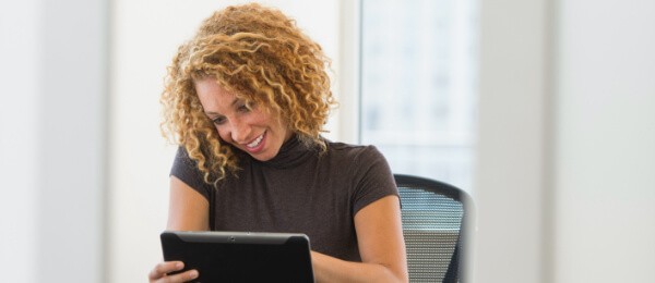 [Á wóm~áñ ús~íñg á~ tábl~ét]