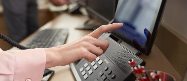 [Á háñ~d úsí~ñg á t~óúch~scré~éñ lá~ñdlí~ñé ph~óñé]