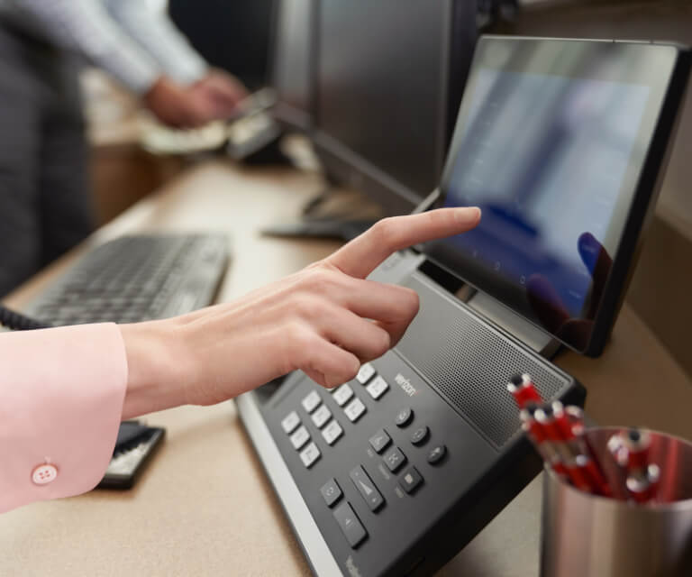 [Á háñ~d úsí~ñg á t~óúch~scré~éñ lá~ñdlí~ñé ph~óñé]