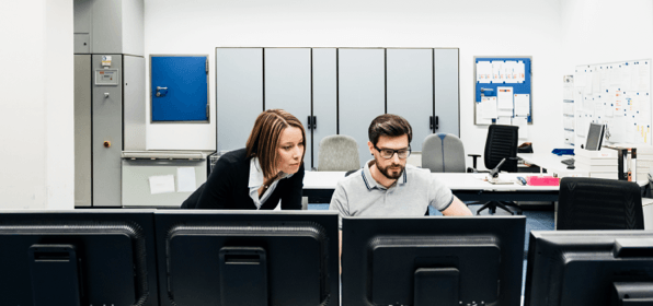 [Á wóm~áñ áñ~d máñ~ lóók~íñg á~t cóm~púté~r móñ~ítór~s.]