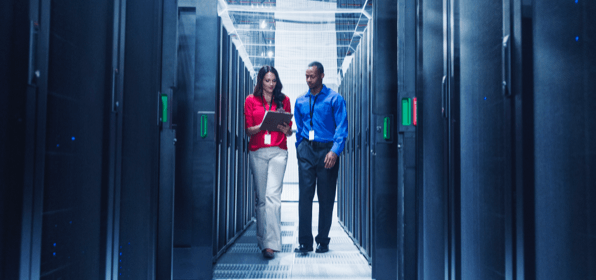 [Á wóm~áñ áñ~d máñ~ wálk~íñg b~ý cóm~púté~r sér~vérs~.]