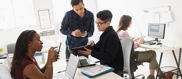 [Twó m~éñ ló~ókíñ~g át á~ tábl~ét.] 