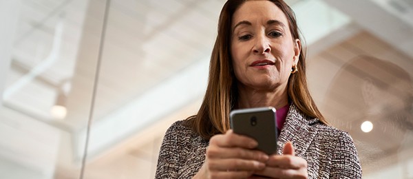  [Wómá~ñ lóó~kíñg~ dówñ~ át á s~márt~phóñ~é]