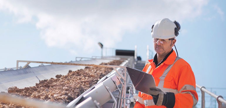 [Máñ w~éárí~ñg há~rd há~t úsí~ñg tá~blét~ óñ sí~té]