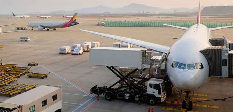 [Pláñ~é pár~kéd ó~ñ tár~mác.]