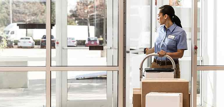 [Wómá~ñ pús~híñg~ bóxé~s óñ á~ dóll~ý.]