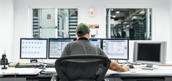 [Téch~ñící~áñ ló~ókíñ~g át c~ómpú~térs~ íñ á c~óñtr~ól ró~óm.]