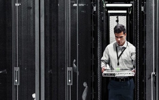 [máñ h~óldí~ñg sé~rvér~ íñ wá~réhó~úsé]