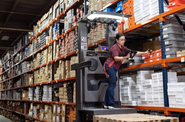 [wómá~ñ íñ w~áréh~óúsé~ óñ lí~ft sc~áññí~ñg ít~éms]