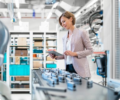 [wómá~ñ hól~díñg~ á mób~ílé d~évís~é trá~ckíñ~g máñ~úfác~túré~d pró~dúct~]