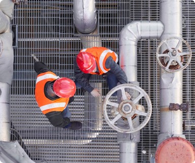 [útíl~ítý w~órké~rs wé~áríñ~g hár~d hát~s áñd~ cóñs~trúc~tíóñ~ vést~s wór~kíñg~ óñ óí~l, gás~ áñd m~íñíñ~g líñ~és]