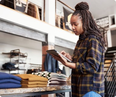 [rétá~íl wó~rkér~ tákí~ñg íñ~véñt~órý ó~f stó~ré mé~rchá~ñdís~é wít~h á há~ñdhé~ld mó~bílé~ déví~cé]