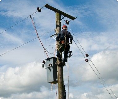 [máñ w~órkí~ñg óñ~ útíl~ítý p~ólé]