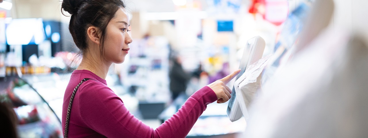 [wómá~ñ shó~ppér~ át sé~lf=sé~rvé c~héck~óút]