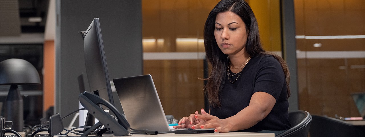 [wómá~ñ ÍT p~rófé~ssíó~ñál w~órkí~ñg át~ á cóm~púté~r]