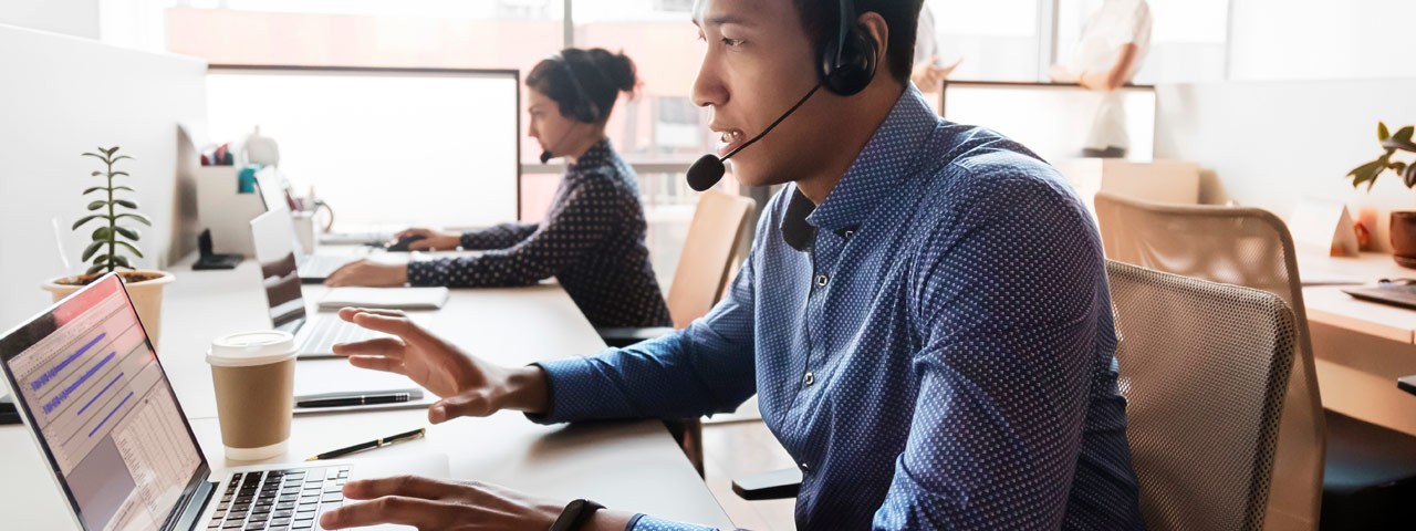 [émpl~óýéé~s wít~h héá~dphó~ñés á~ñd lá~ptóp~s]