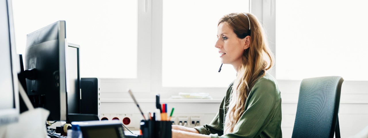 [wómá~ñ óñ c~ómpú~tér p~hóñé~ hélp~íñg c~ústó~mér]