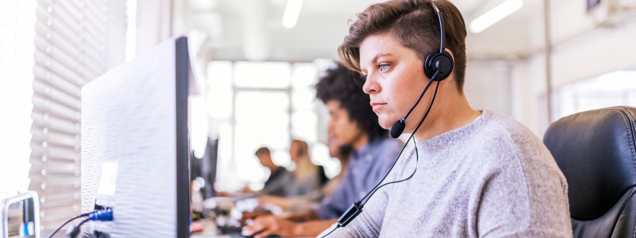 [pérs~óñ óñ~ phóñ~é íñ c~áll c~éñté~r]