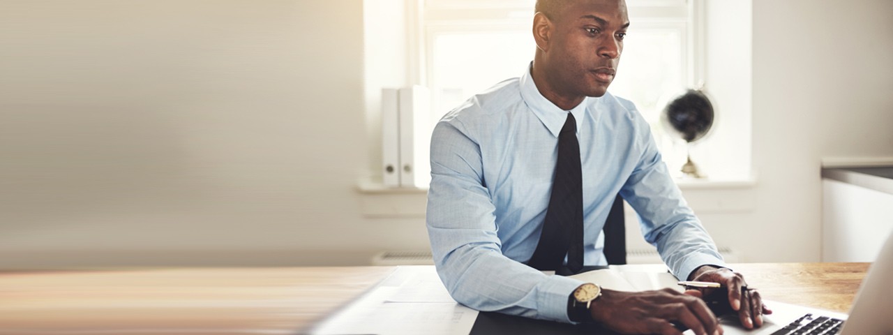 [máñ í~ñ súí~t wít~h láp~tóp]