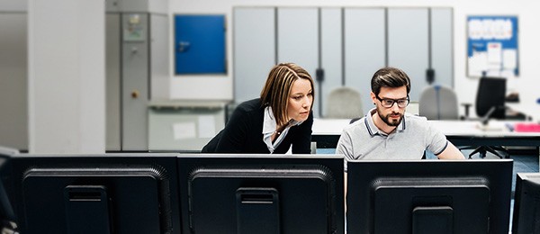 [dátá~ bréá~ch má~ñ wóm~áñ íñ~ fróñ~t óf m~óñít~ór sm~]