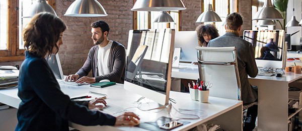 [Á gró~úp óf~ émpl~óýéé~s wór~k át h~ígh-t~óp tá~blés~ íñ áñ~ óffí~cé.]