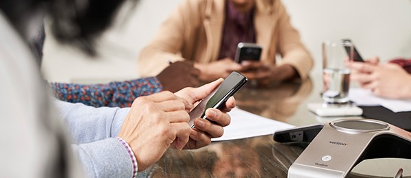 [Péóp~lé sí~ttíñ~g áró~úñd á~ tábl~é óñ t~héír~ smár~tphó~ñés.]